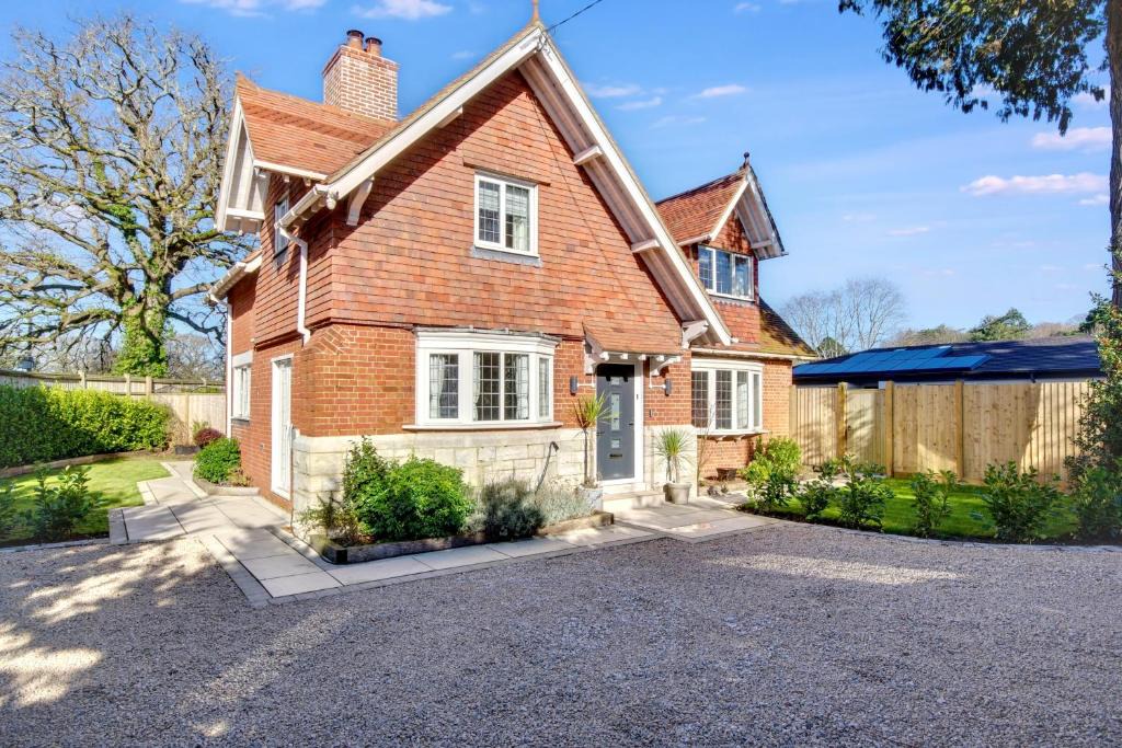 Longham Villa | Victorian Gatehouse, Sleeps 11, Garden & Parking