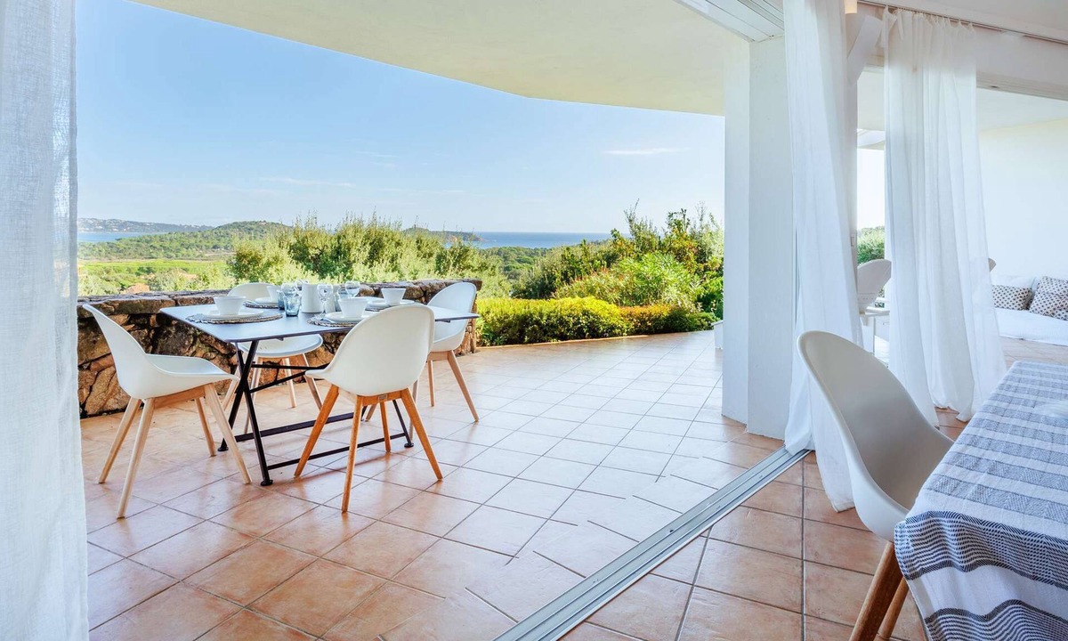 Pinarellu House | Villa with pool overlooking Pinarello Bay