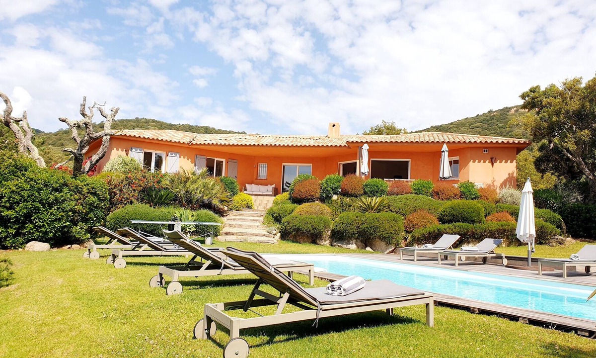 Tighine Villa | Villa 190 m2, 5 bedrooms, air conditioning, heated pool, garden 2850 m2, 2 minutes from Pinarello.