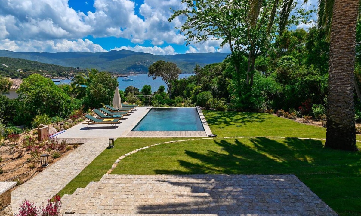 Isolella House | VILLA ARIANA- Beachfront with pool and 4 bedrooms