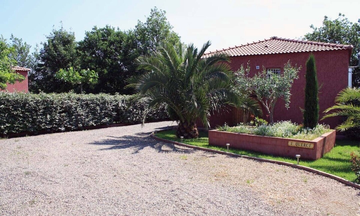 Poggio-Mezzana House | Villa in private seaside residence in shady park.