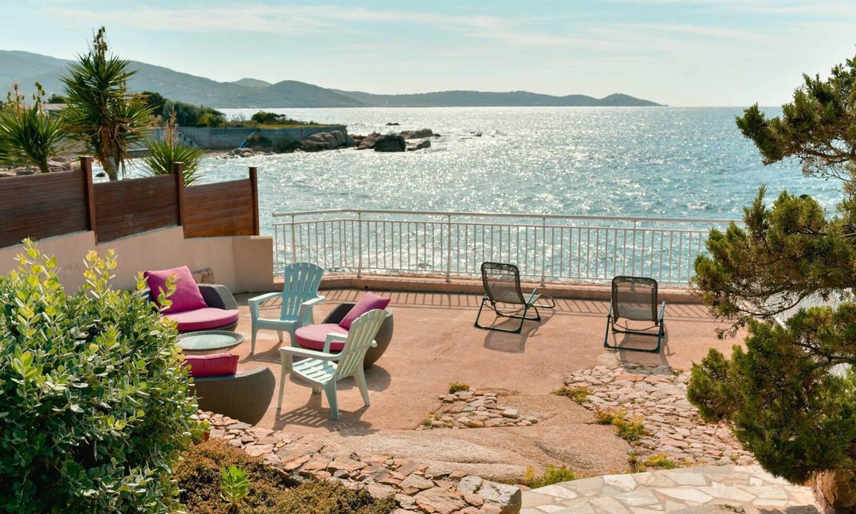 Isolella House | VILLA LA CRIQUE - waterfront, 5 bedrooms, outbuilding