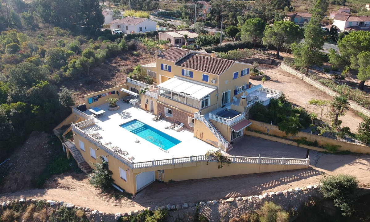 Calenzana Villa | Villa Le Clos des Chênes 300m2 with swimming pool sleeps 19