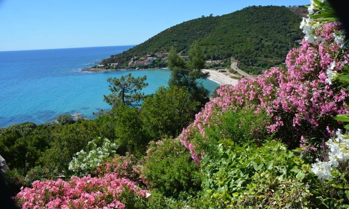 Conca Villa | Villa Tarco, sleeping facilities, directly on the beach, 300 m from the beach