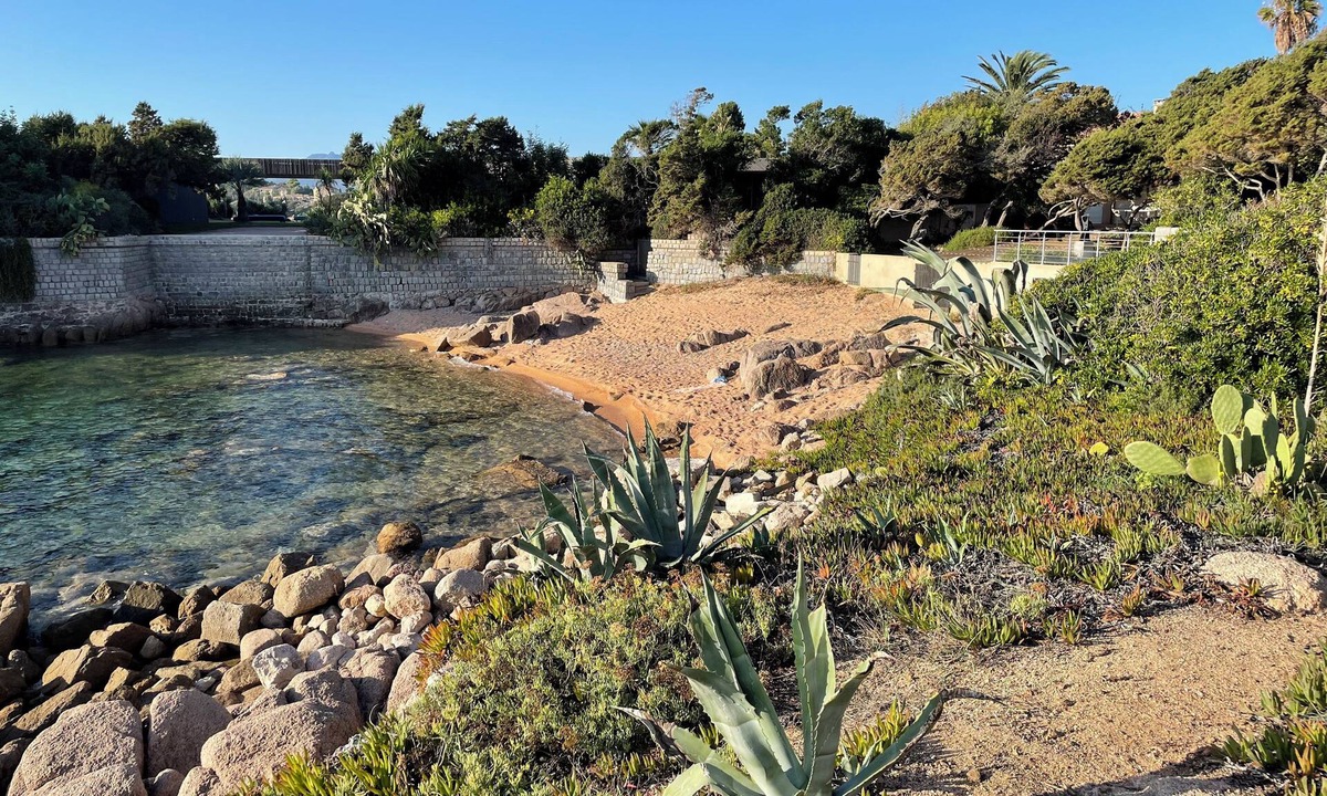 Isolella Villa | Villa with seafront garden, rare location