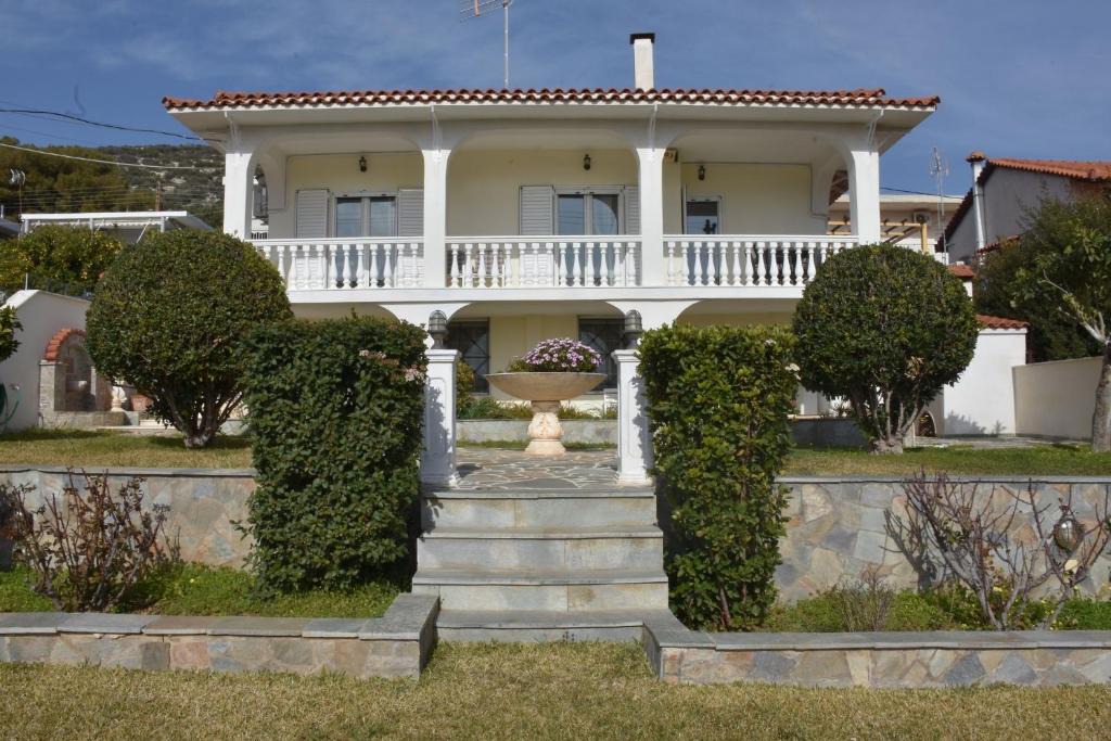 Kalyvia Thorikou Apartment | VillaVita Modern 3BR,Garden & BBQ, Walk to Beach