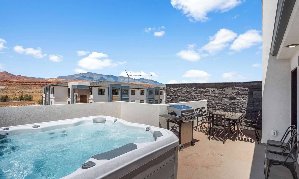 St. George Condo | Vintage Desert 5 BDR Heated Pool Lazy River & Slide