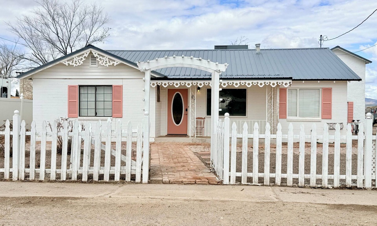 Pima House | Vintage Villa- roomy 4-bedroom home with AC in lovely Pima