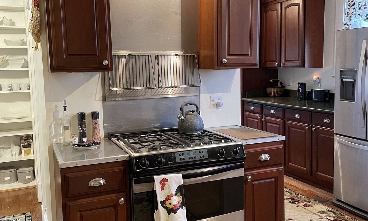 Reedville House | Violette's Respit -Gateway of Millionaire's Row offers loads of space-pets ok