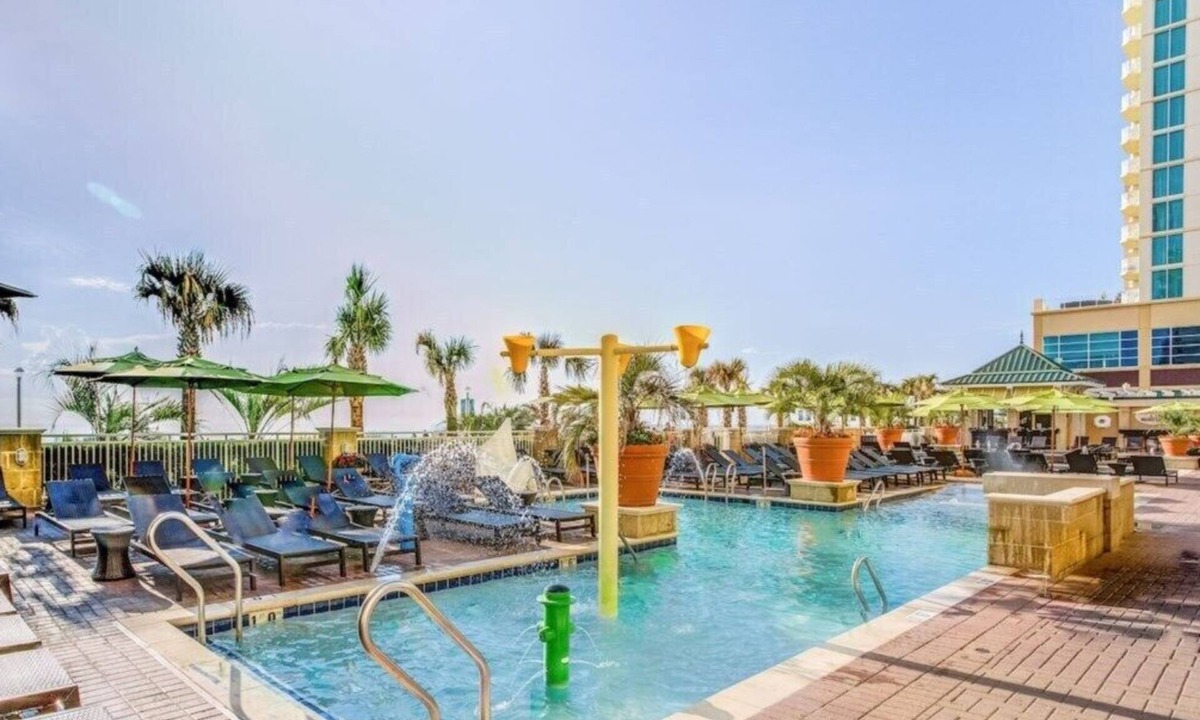 Northeast Virginia Beach Villa | Virginia Beach | Oceanfront Living | Pool & Beach | 2BR Suite