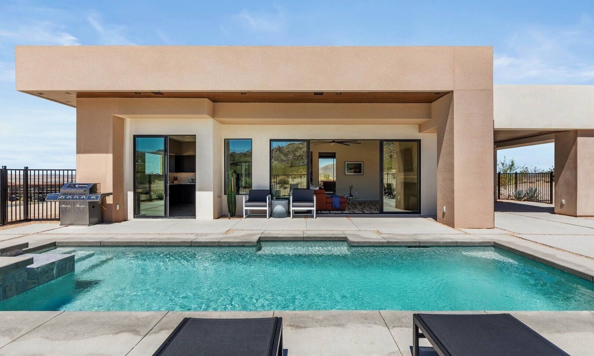 Panorama Heights House | Vista B at Panorama Villas by Fieldtrip - Luxury 2br w Pool and Views