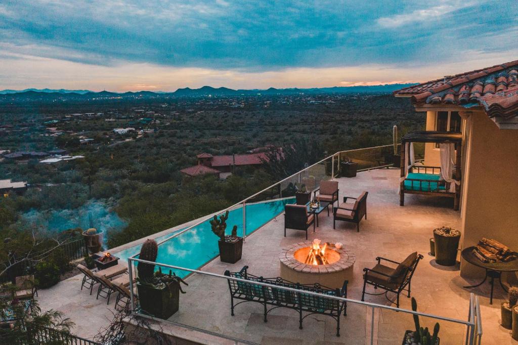 Cave Creek House | Vista Verde by AvantStay Isolated Villa w Putting Green Pool Fire pit