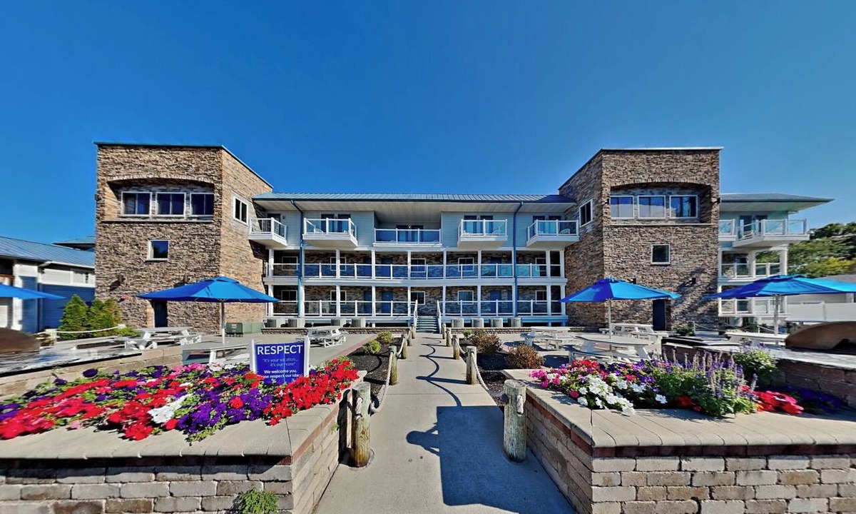 Put-in-Bay Condo | Wake Up to Water Views! Perfect for 10 ppl | C211