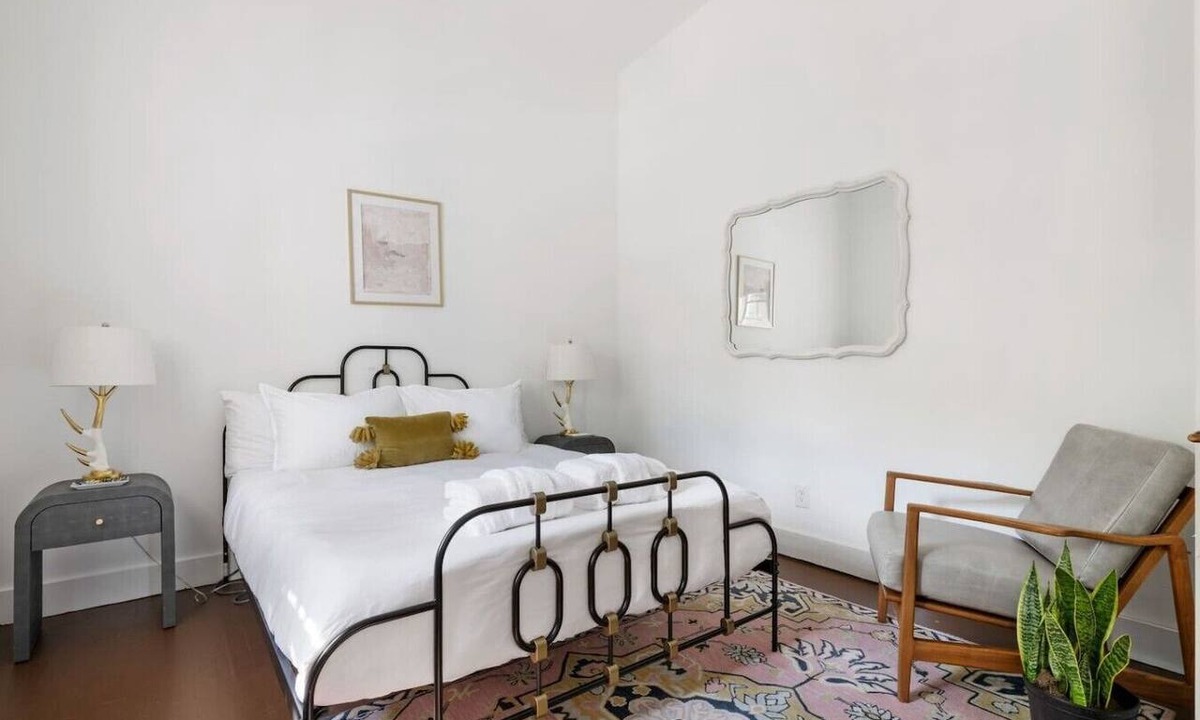 Harleston Village Apartment | Walk Everywhere Downtown - 1bed/1bath Charleston Retreat - Dining & Nightlife