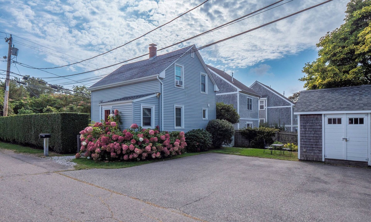 Newport East House | WALK to BEACH/CLIFF WALK! FANTASTIC Location! July OPENING! Fenced yard! Pets!