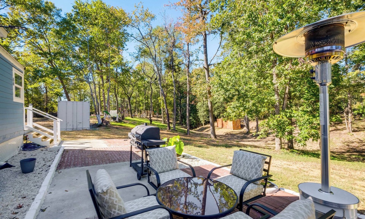 Mount Victoria House | Walk to MIR: Wooded Group Escape w/Deck + Bar!