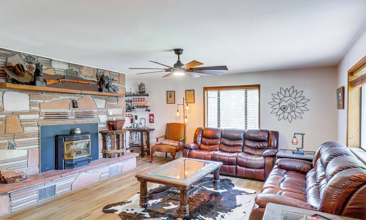 Pinetop-Lakeside Cabin | Walk to Rainbow Lake: Cabin w/Game Room & Yard
