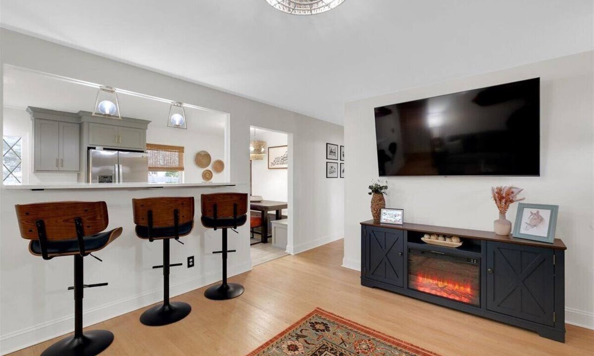 Fern Creek House | Walk to Restaurants | Sleeps a Crowd | Bourbon Trail Base