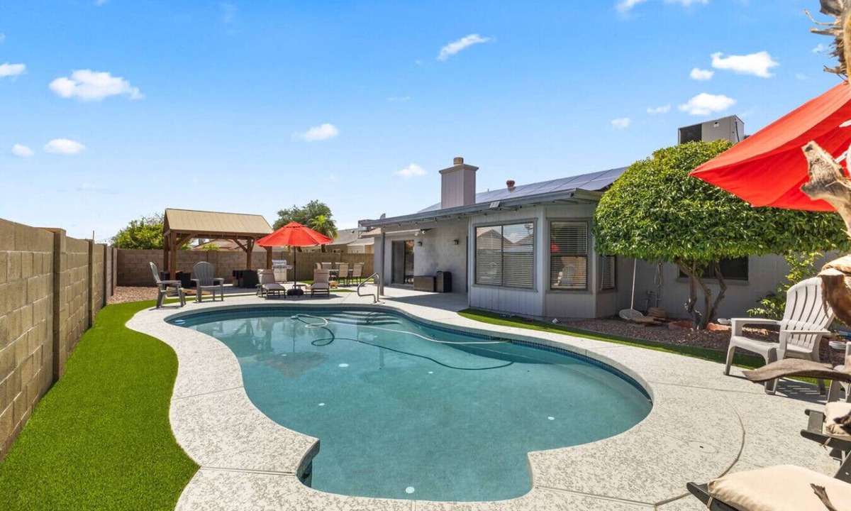 La Buena Vida House | Walk To The Stadium with Pool, Putting Green, & Pool Table & Great Location