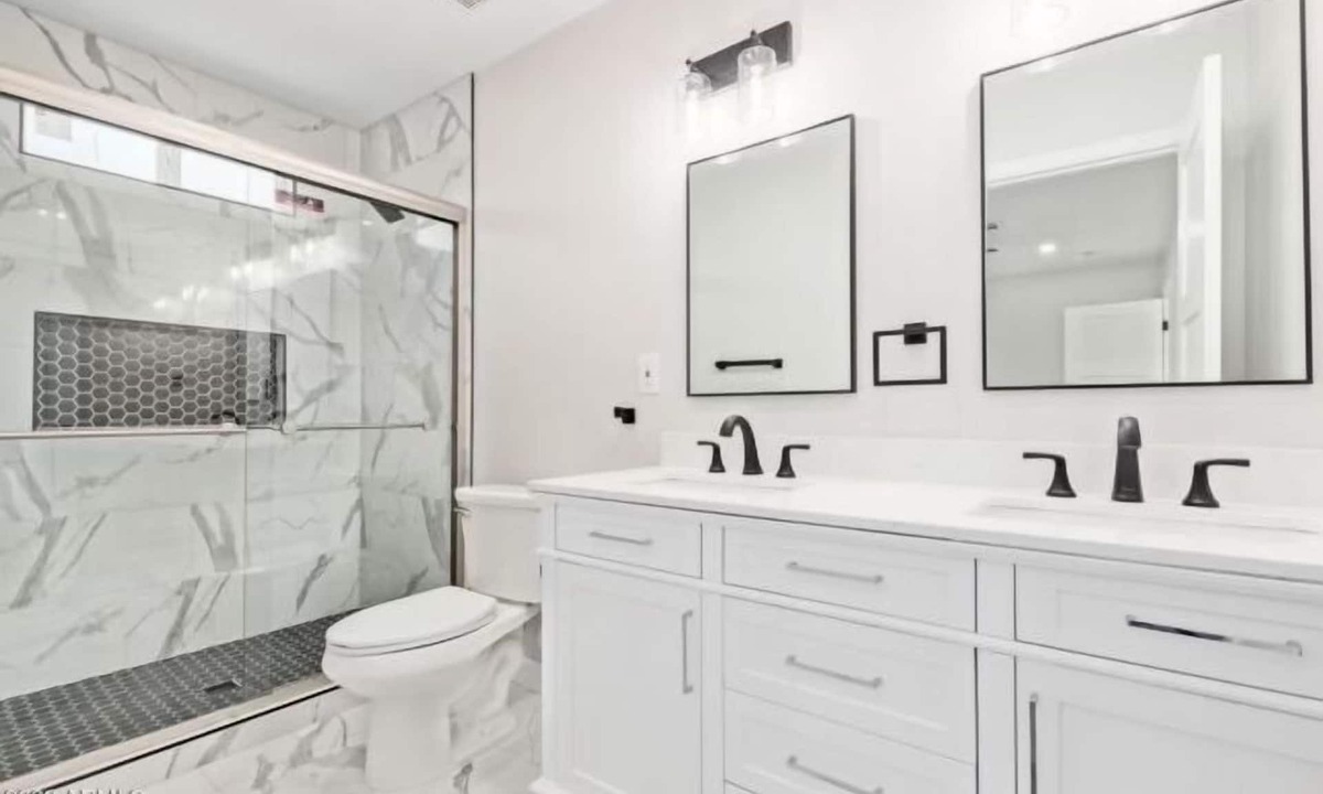 Maryvale House | Walking distance to a family recreation park 5 minutes to shopping centers