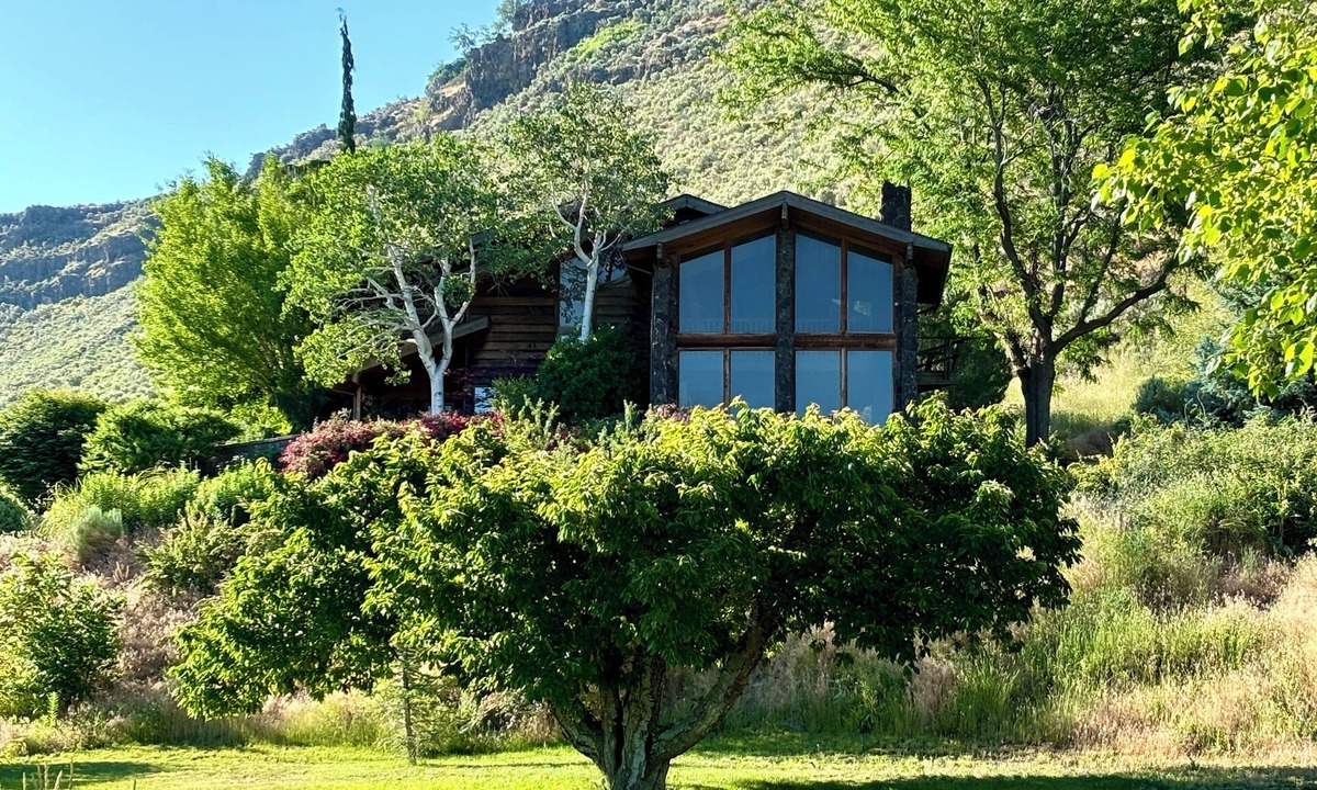 Filer House | Waterfall House, canyon views and private waterfall