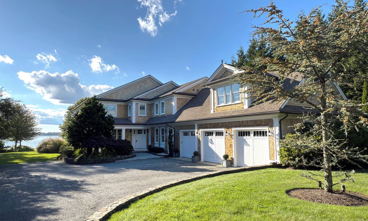 Bristol House | Waterfront 6 Bedroom Estate on 1.3 Acres with Private Beach. Near Blithewold