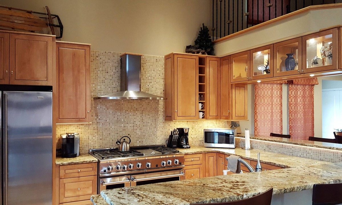 Comeback Bay House | Waterfront AND only 30 min to Schweitzer! Hot Tub, Movie Theater Room!