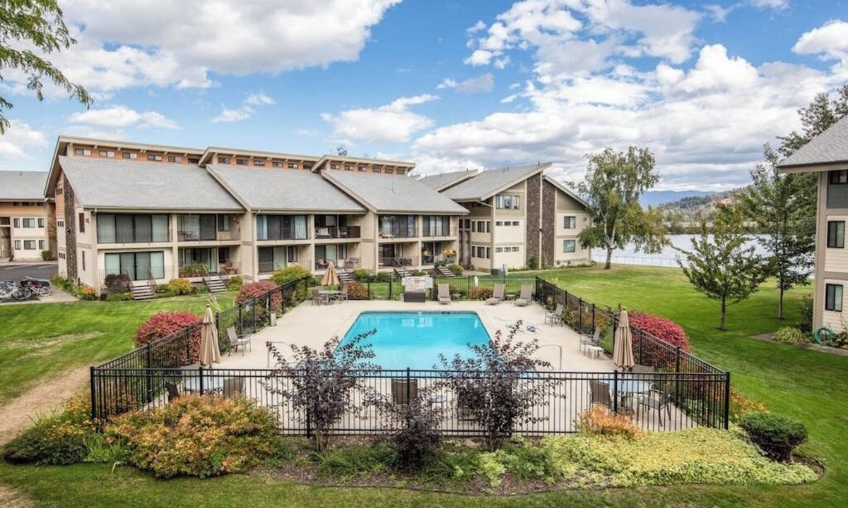 Sandpoint Condo | Waterfront condo w/complimentary boat slip, shared pool, & sports courts