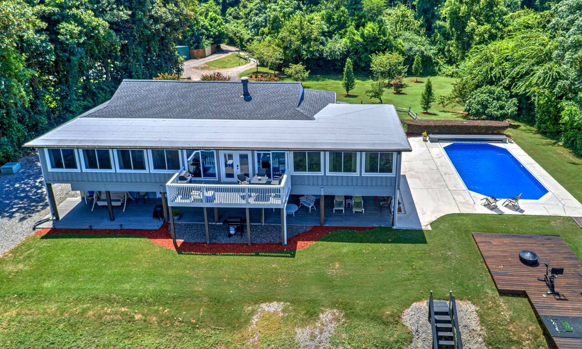 Industrial Apartment | Waterfront Haven~7 Mins to Masters~Pool~Kayak~BBQ