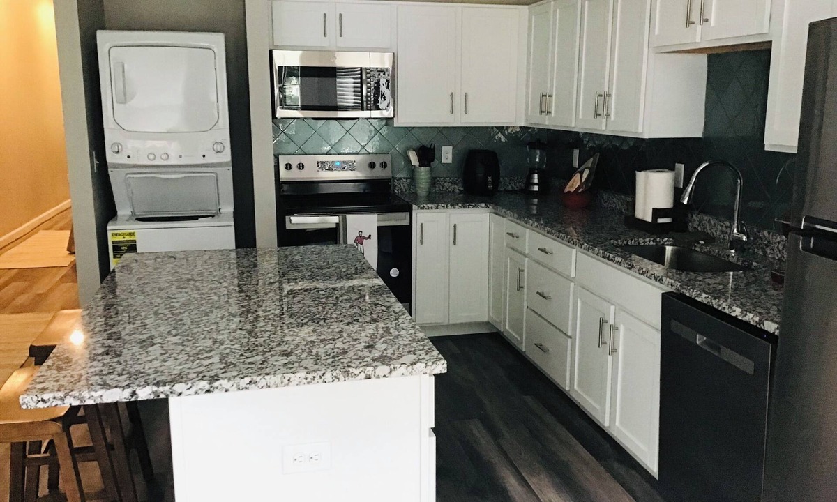Shelby Park House | Welcome to Papas Place! Cozy bungalow located 3 miles from Churchill Downs!