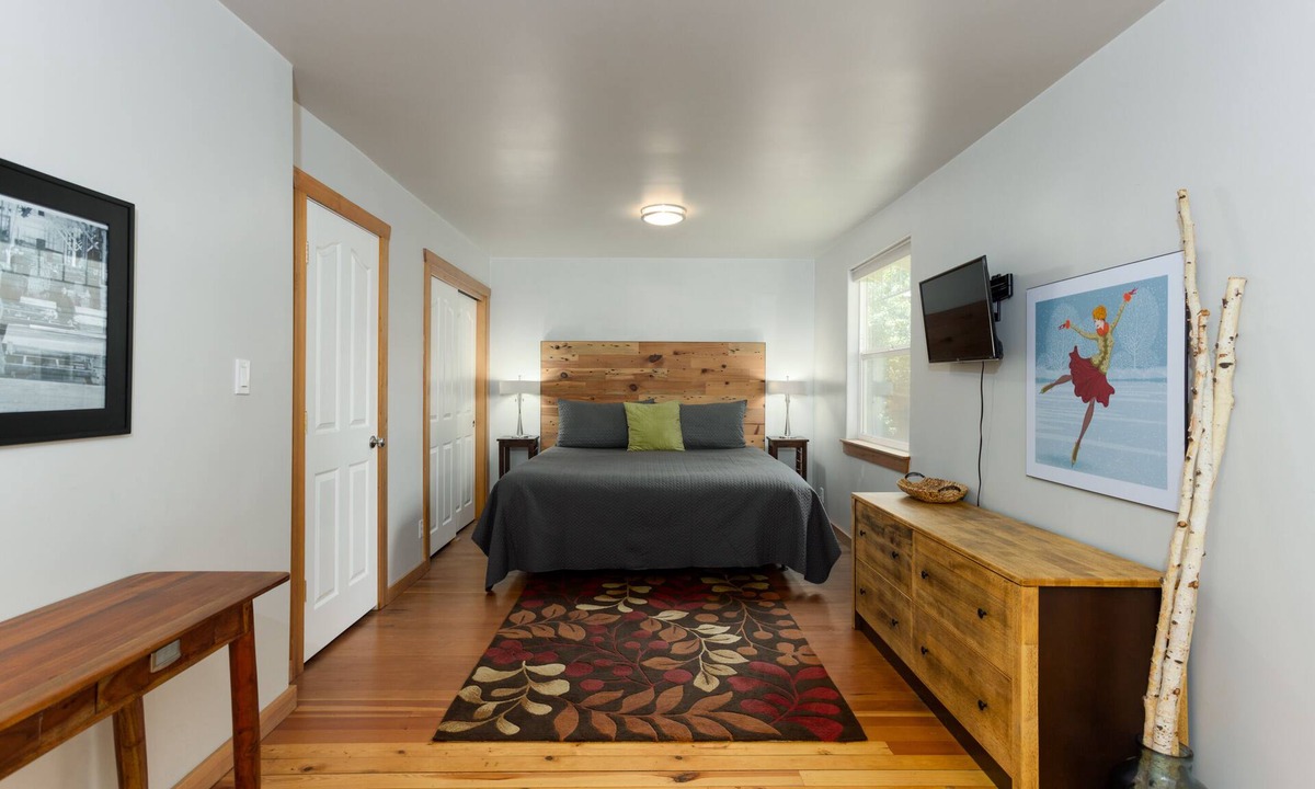 River West House | West Side Gem │King Beds │Walk Everywhere │Hot Tub │Large Living Spaces