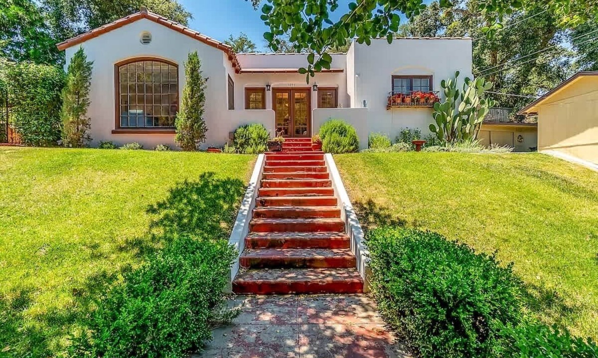 Paso Robles House | WeSTSiDE SPaNiSH BuNGaLOW -Hot Tub & Walk Downtown