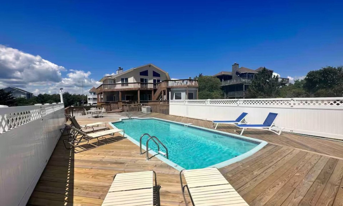 Whalehead Beach House | WhaleSound -Pool/Pet Friendly/0.2 mile to Beach
