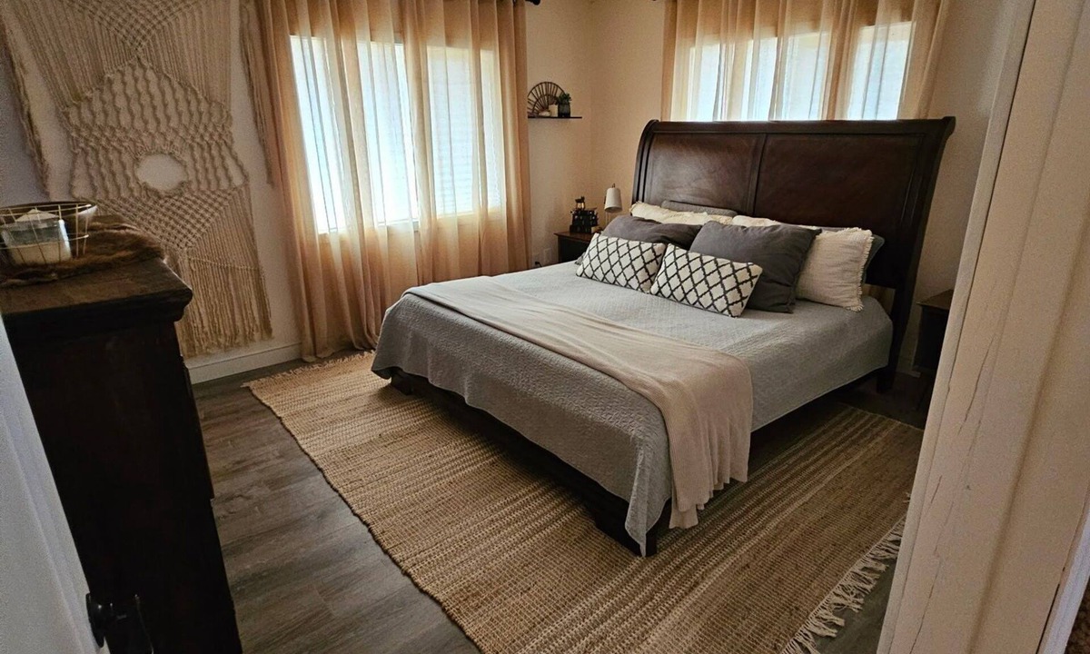 Kingman House | Where nostalgia meets a good night’s sleep, your router 66 trip starts here!