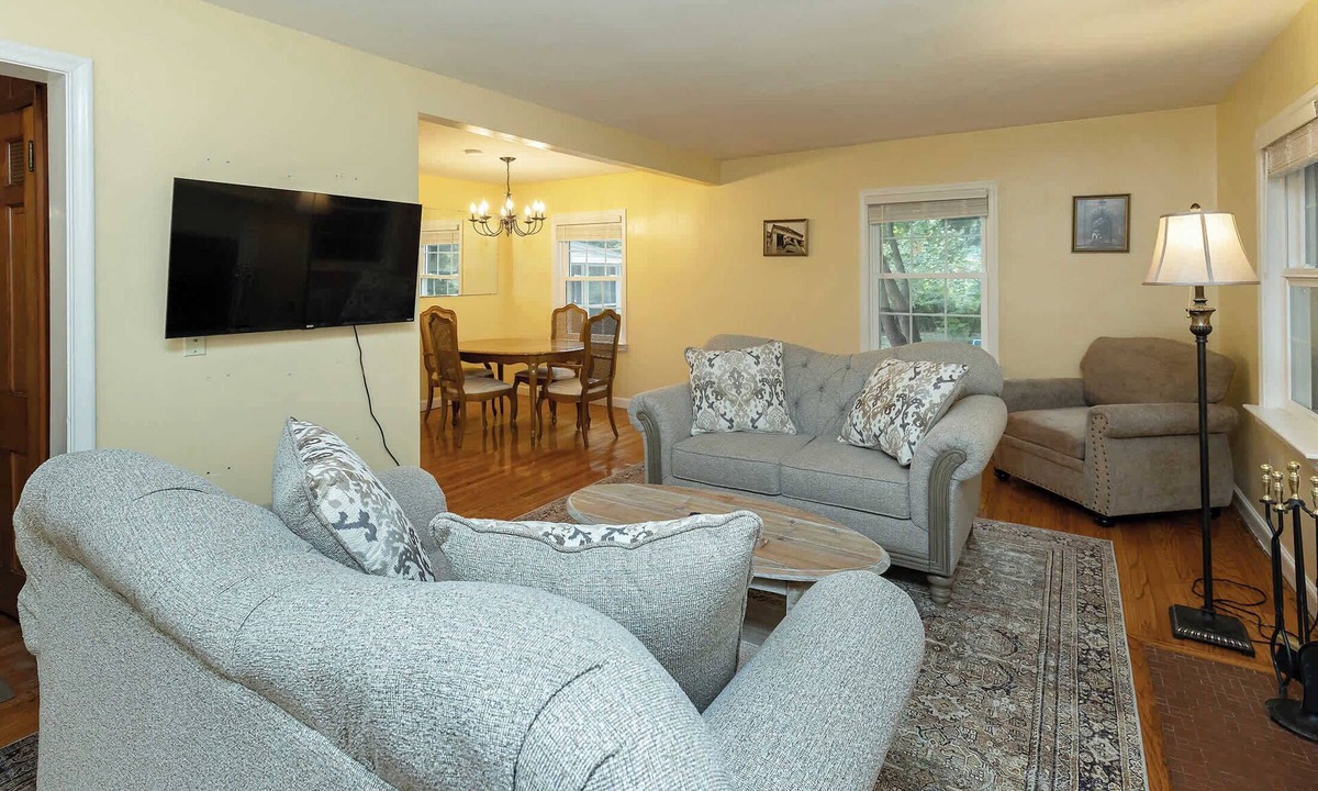 Ames House | Whispering Pines 4BR-3BA Charming Family-Sized in Ames