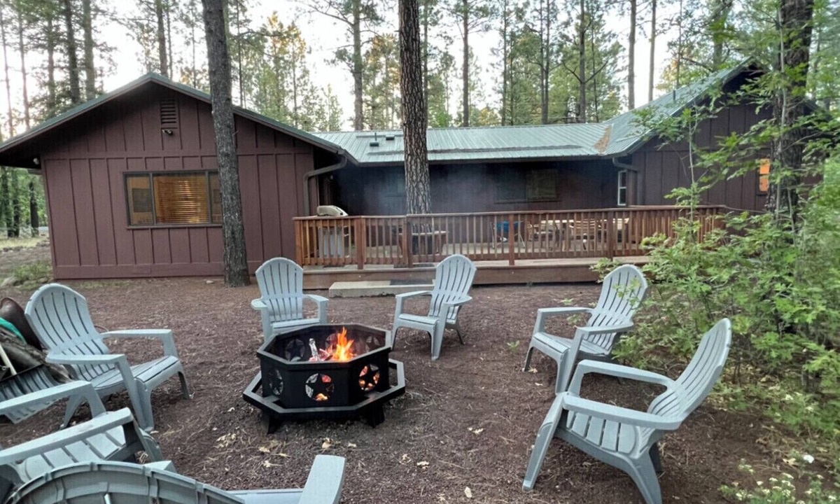 Pinetop House | Whispering Pines-Dual Master Bedrooms Vacation Cabin