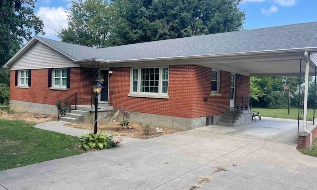 Lebanon House | Who Loves Ya, Bourbon, 3 bedroom/2 full baths