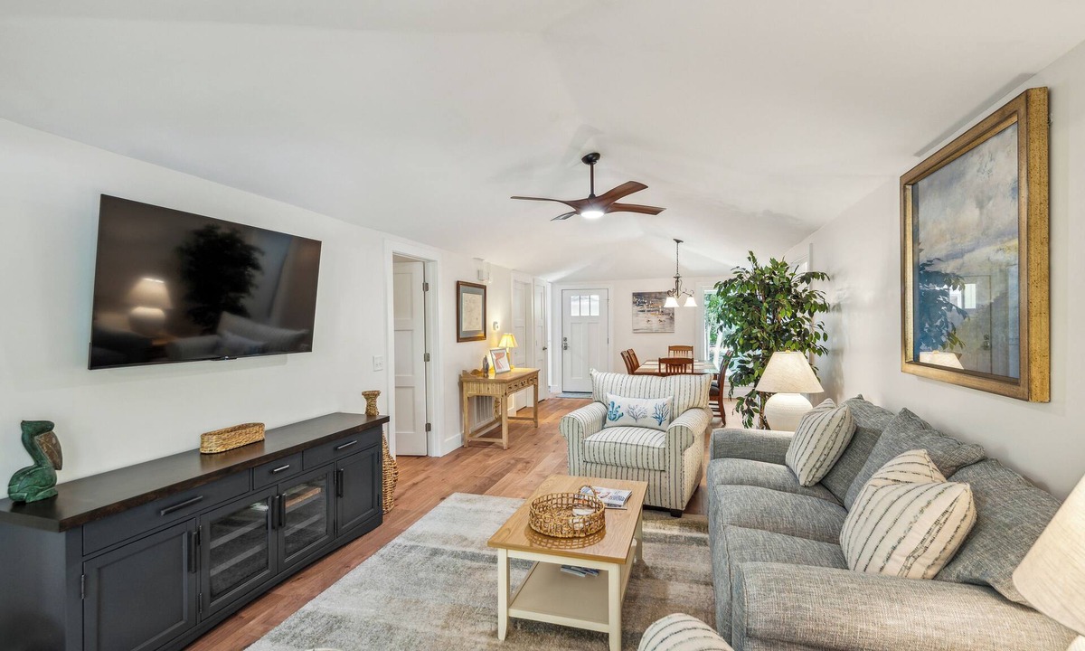 Twin Oaks House | Wild Dunes-Twin Oaks-Updated, sleeps 8, walk to beach and nearby shops!
