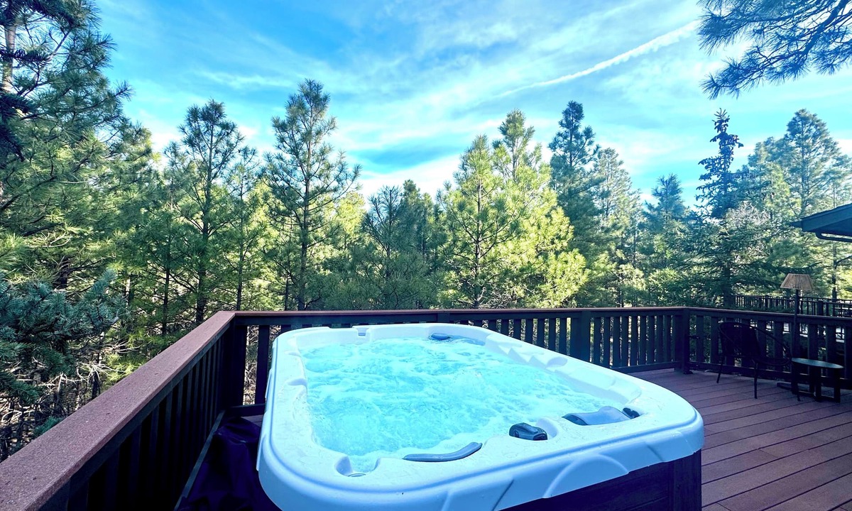 Flagstaff Cabin | Wooded Flagstaff Cabin withHot Tub & Deck Steps to Golf, Mins to NAU & Downtown