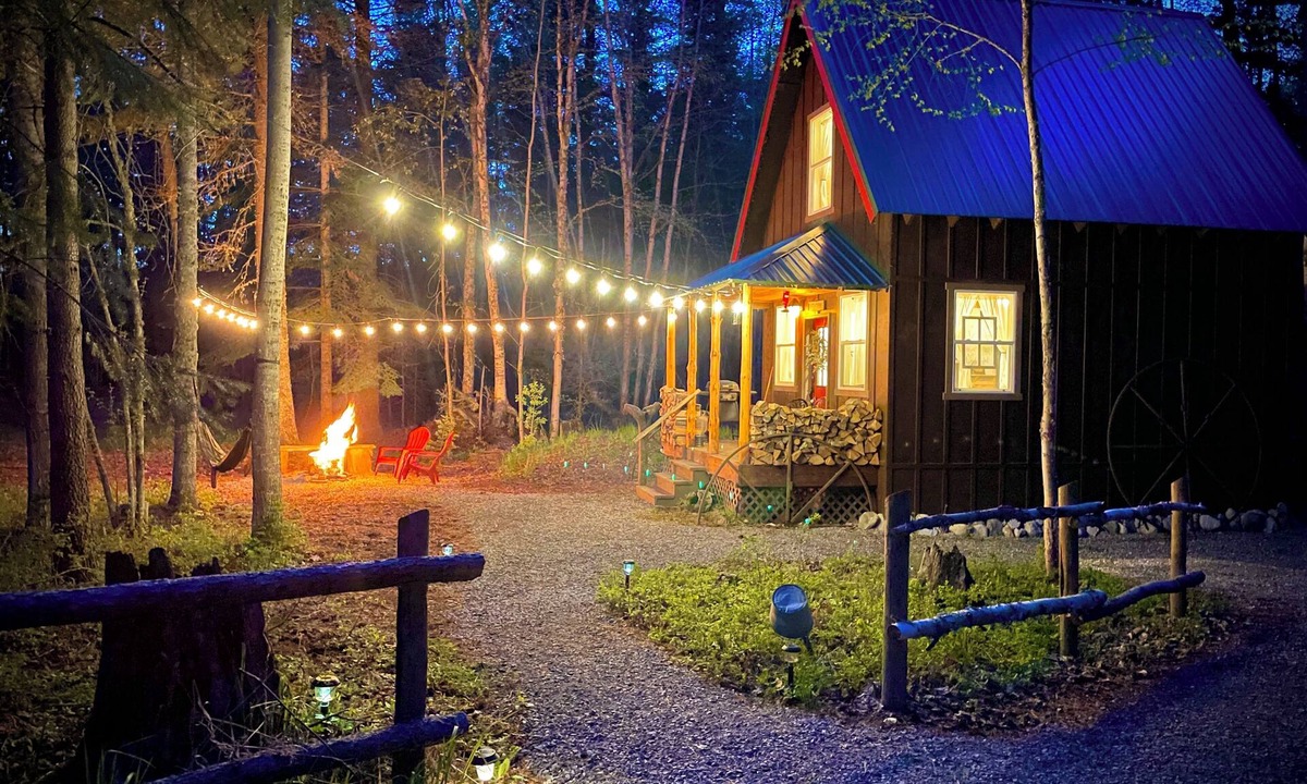 Sandpoint Cabin | Woodland Hideaway Cozy Cabin in the Woods, Peaceful, Charming & Pet-Friendly