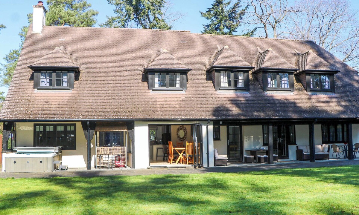 St Leonards House | WOODLANDS HOUSE, pet friendly, luxury holiday cottage in Ringwood
