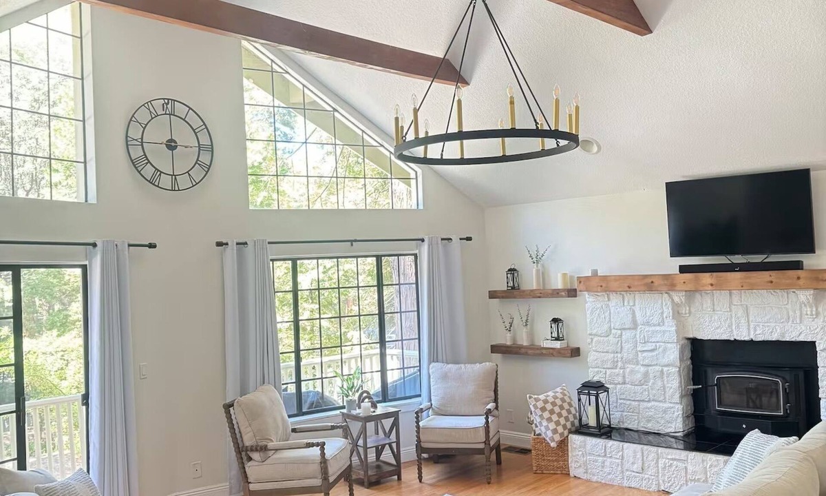 Blue Jay House | Woodsy Chic Family-Friendly Spacious Getaway