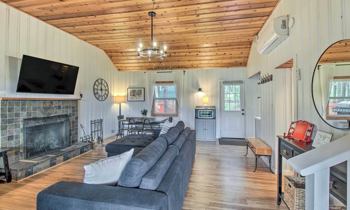 Pinetop Cottage | Woodsy Pinetop Cabin w/Deck & Separate Casita