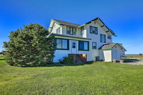 Lovell House | Wyoming Farmhouse Retreat! 10 Mi to Bighorn Canyon