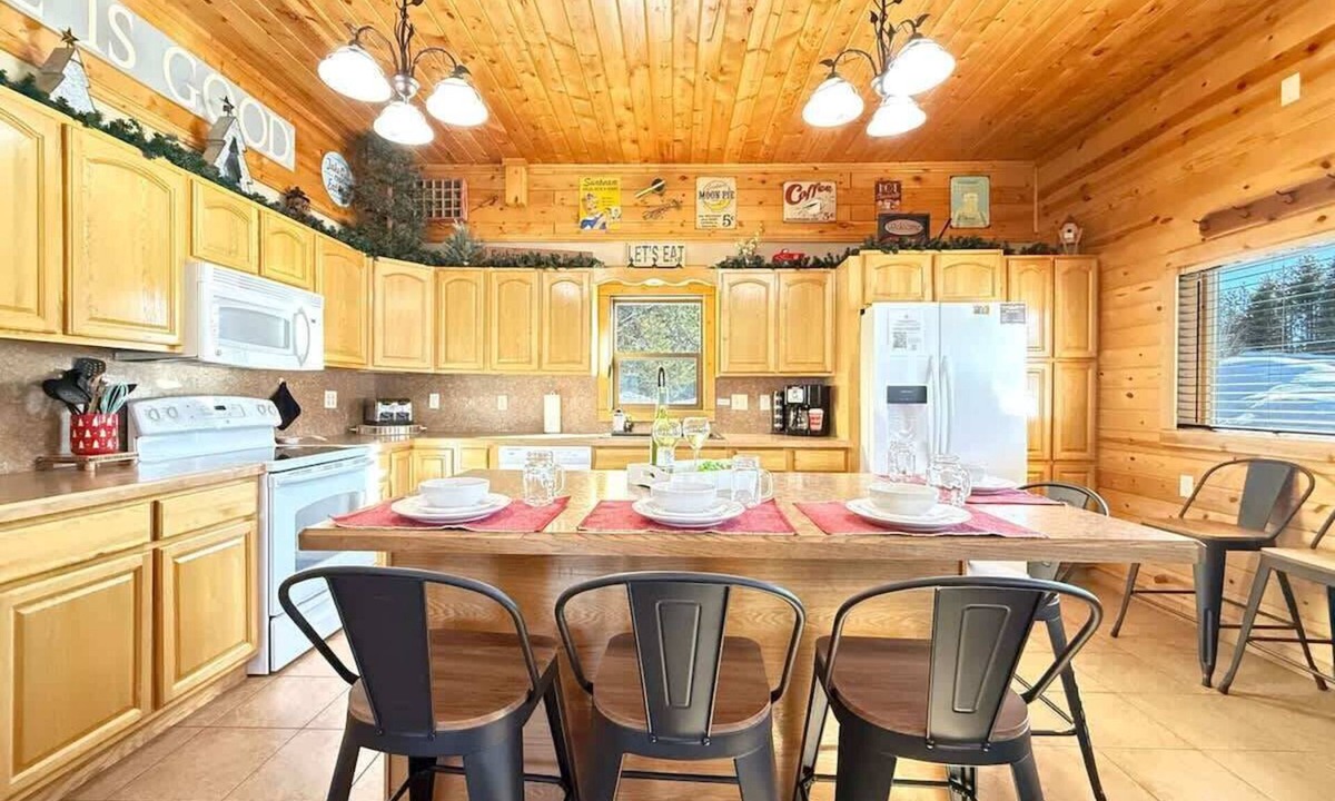 Island Park Cabin | Yellowstone 32 MI | Hot Tub | Wifi | Playground