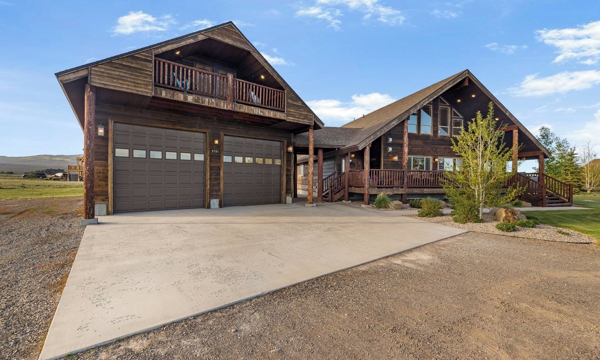 Island Park House | Yellowstone 6 Bed 6 Baths+ 2 Bedroom Apartment Optional, HOT TUB, Sleeps 25