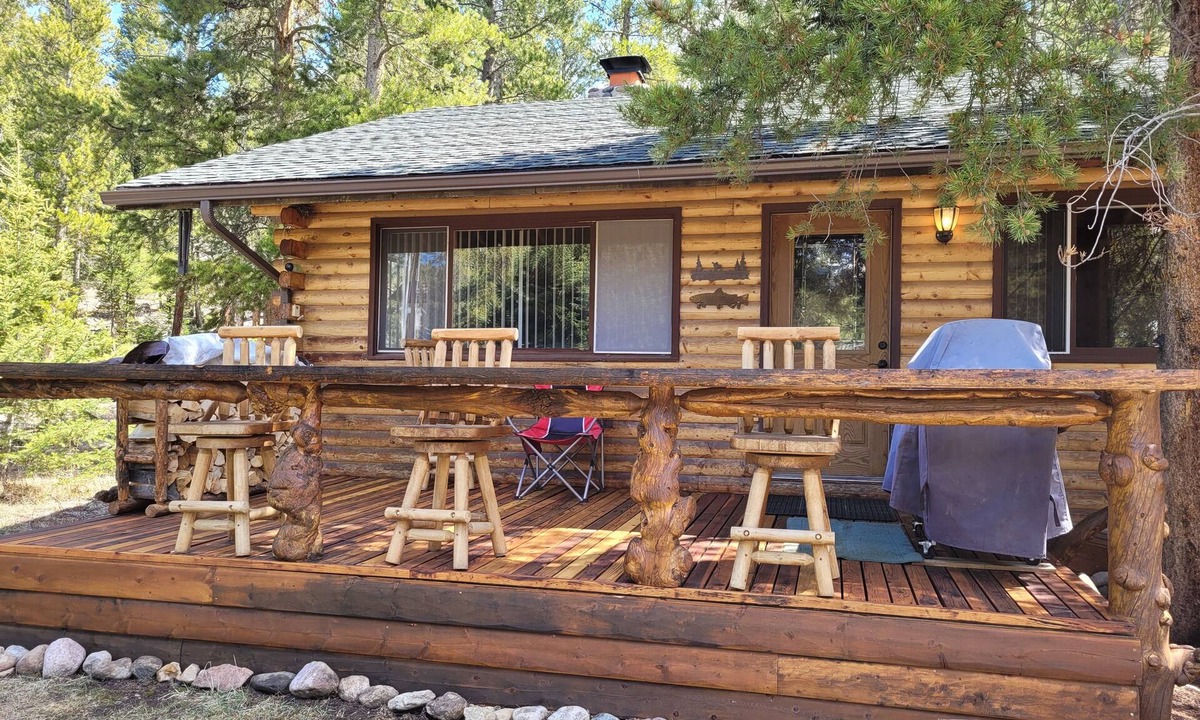 Park County Cabin | Yellowstone Base Camp- Cabin located on the Chief Joseph Highway