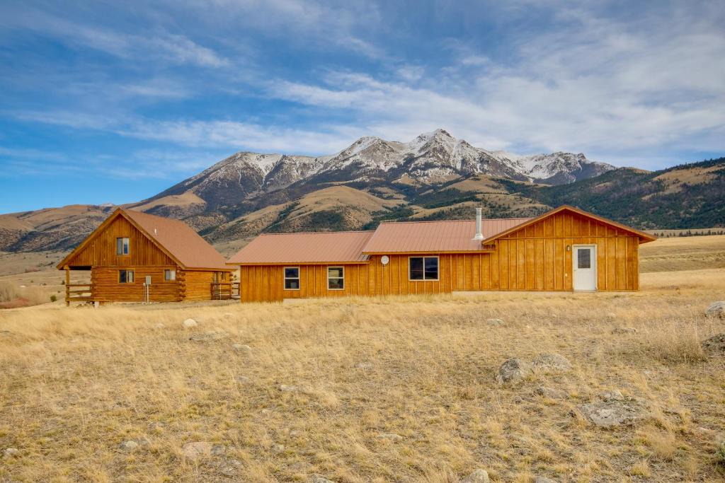 Pray House | Yellowstone Lodge w/Game Room & Panoramic Views