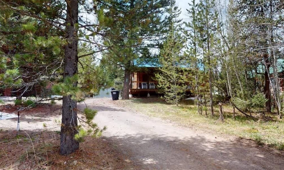 Island Park Cabin | Yellowstone NP | Sleeps 8 | Fire Pit & BBQ