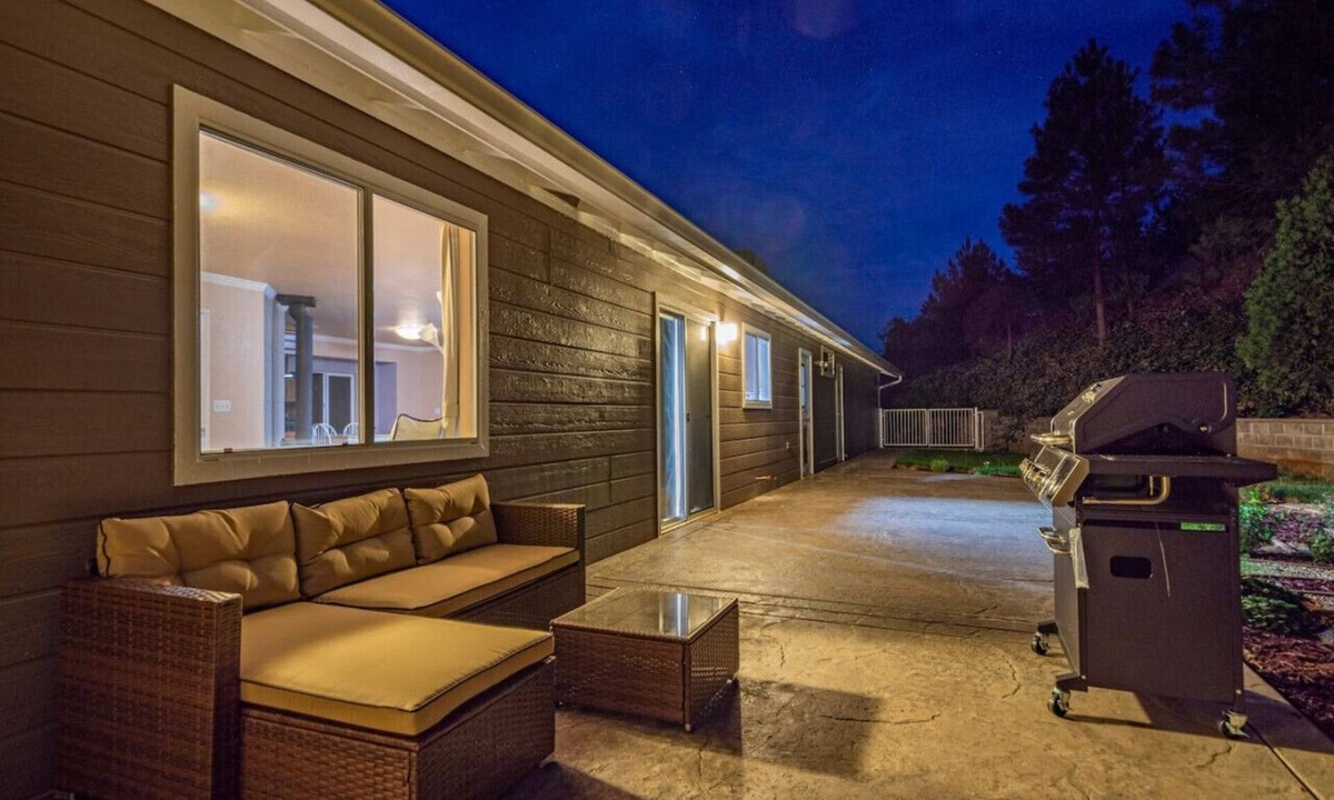 Coarsegold Villa | Yosemite Alpine Retreat with Hot Tub/Pool Table/Garden/Lounge